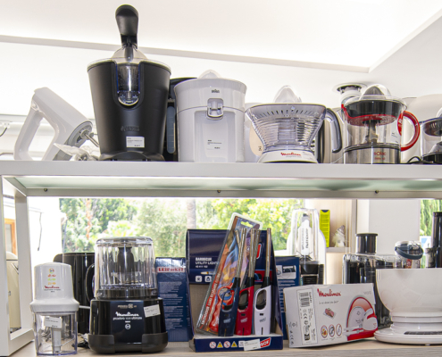 Imagen de varios tipos de exprimidores sobre estantería