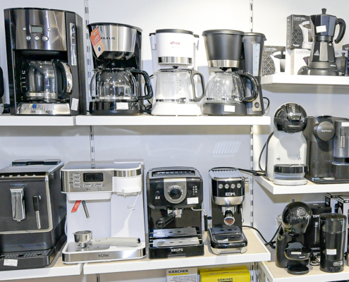 Imagen de varios tipos de cafeteras sobre estantería