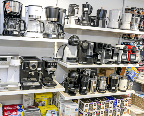 Fotografía de varios tipos de cafeteras sobre estantería