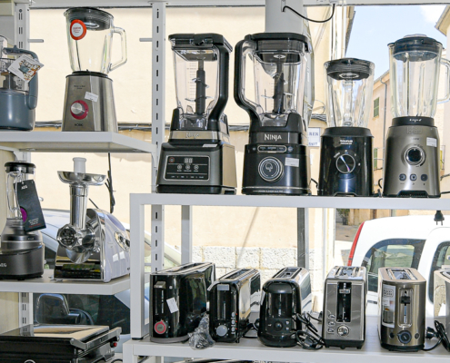 Fotografía de picadoras y tostadores sobre estantería