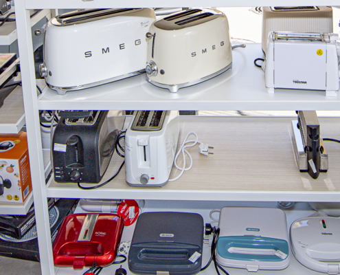 Fotografía de varios tostadores sobre estantería