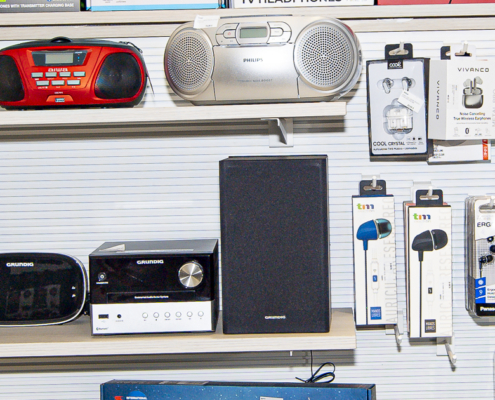 Imagen de varias radios sobre una estantería